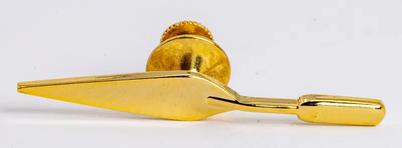 L10 – Gold-Plated Trowel Design Lapel Pin 1